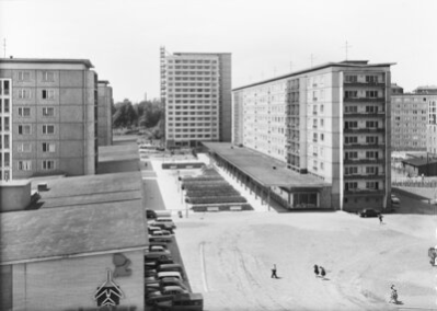 Der Rosenhof ist eines der ersten Projekte des industriellen Wohnungsbaus im damaligen Karl-Marx-Stadt, das 1962 mit dem Plan zum Wiederaufbau des Stadtzentrums beschlossen wurde.