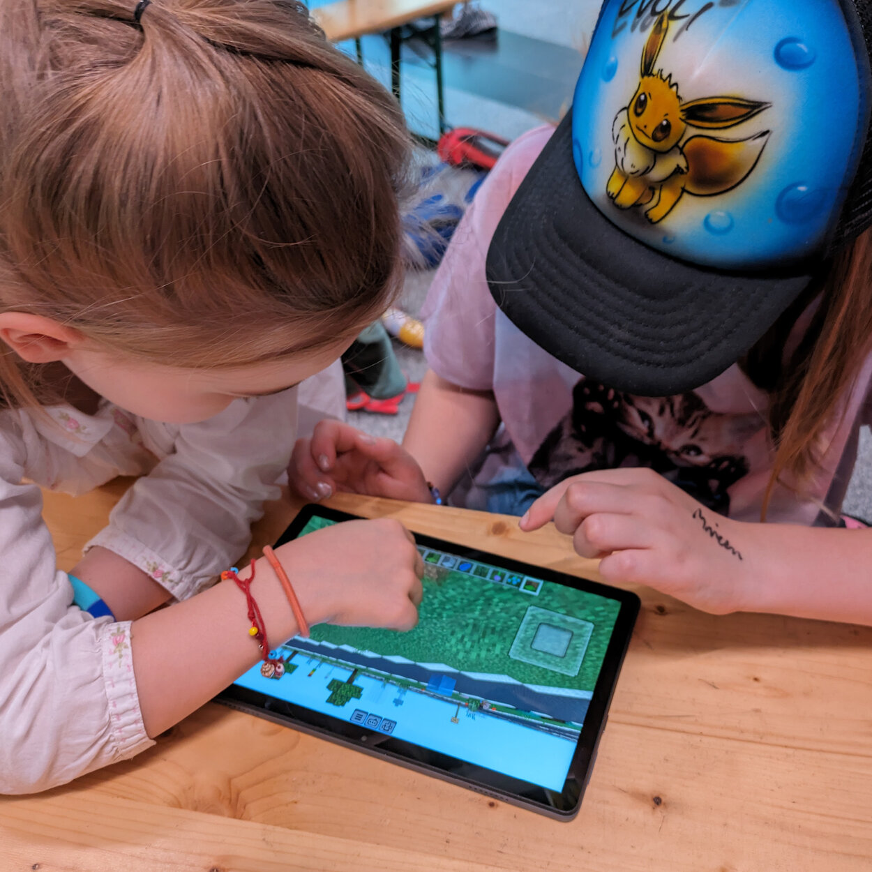 Kinder, die Minecraft im Rahmen des INTERLACE-Projektes spielen