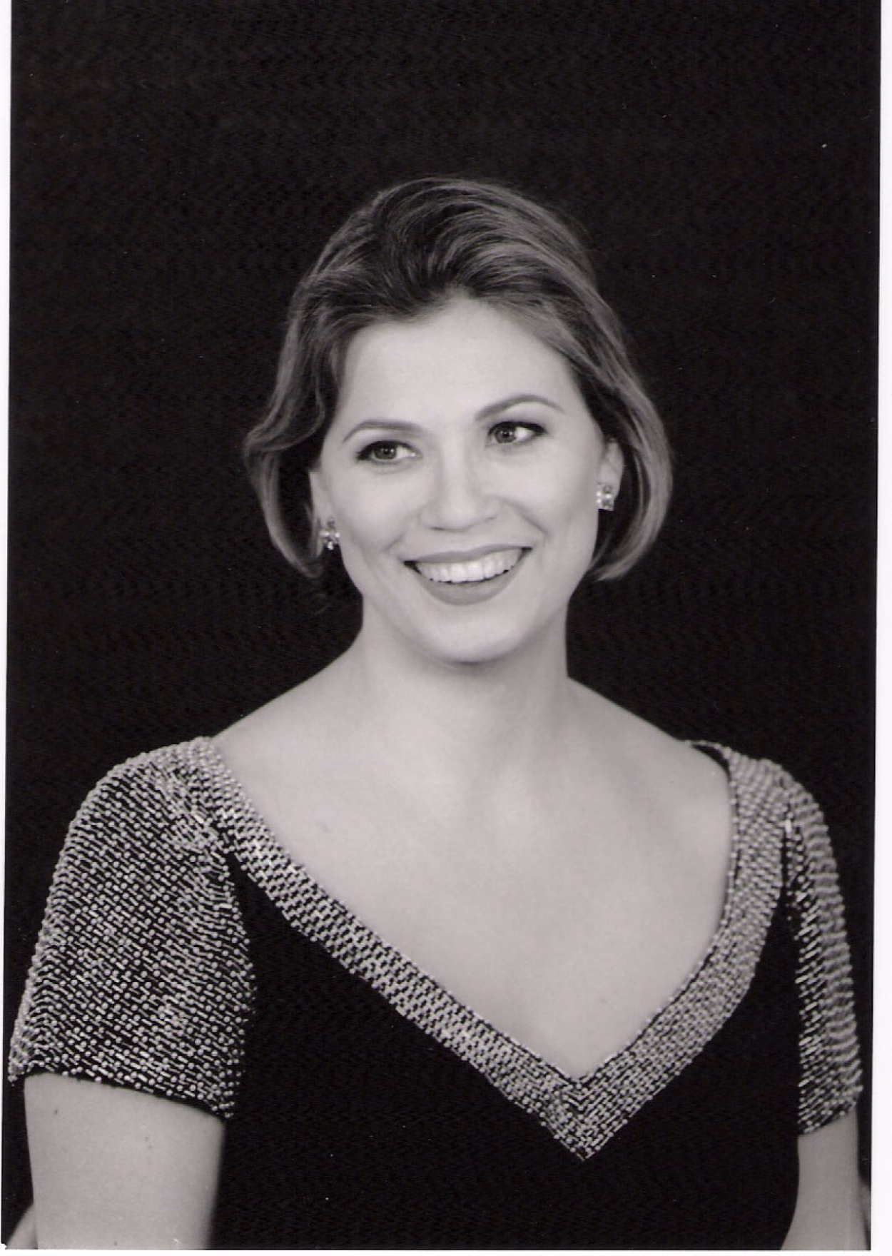 Schwarzweißportrait von Nancy Gibson in jungen Jahren. Sie trägt ein schulterfreies, glitzerndes Kleid. Ihre Haare trägt sie als Bob.