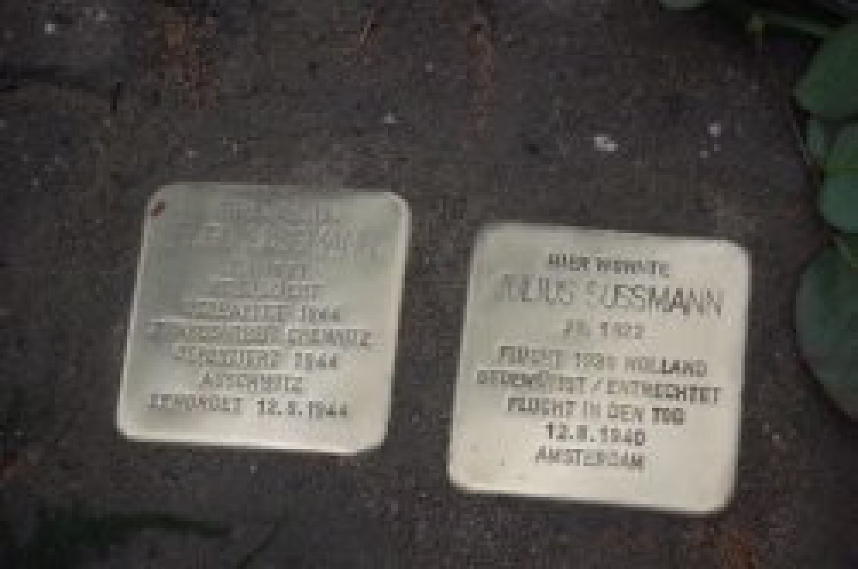 Stolpersteine in der Kopernikusstra&szlig;e erinnern jetzt an Hugo und Julius Sussmann
