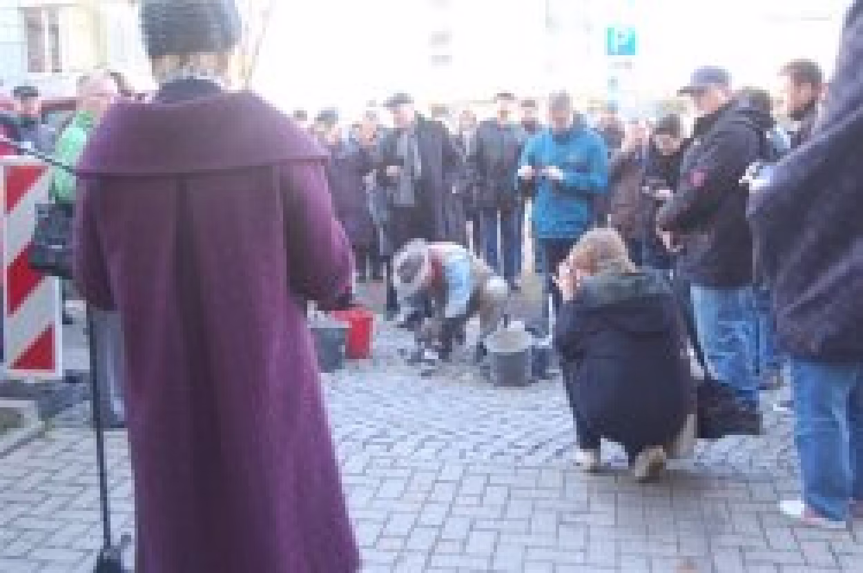 Ingrid M&ouml;ssinger erinnert an das Schicksal von Familie Goeritz, w&auml;hrend G&uuml;nter Demnig die Stolpersteine verlegt.