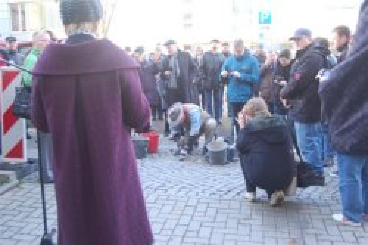Ingrid Mössinger erinnert an das Schicksal von Familie Goeritz, während Günter Demnig die Stolpersteine verlegt.