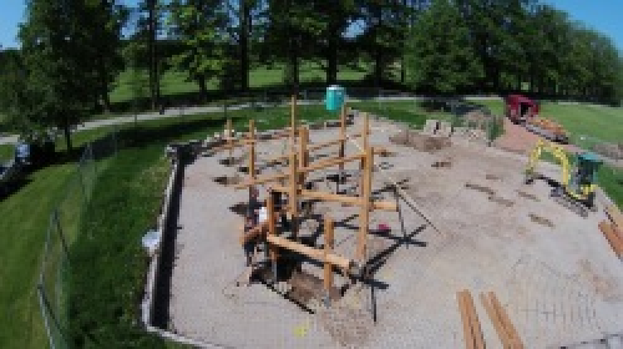 Letzte Bauarbeiten am Spielplatz.