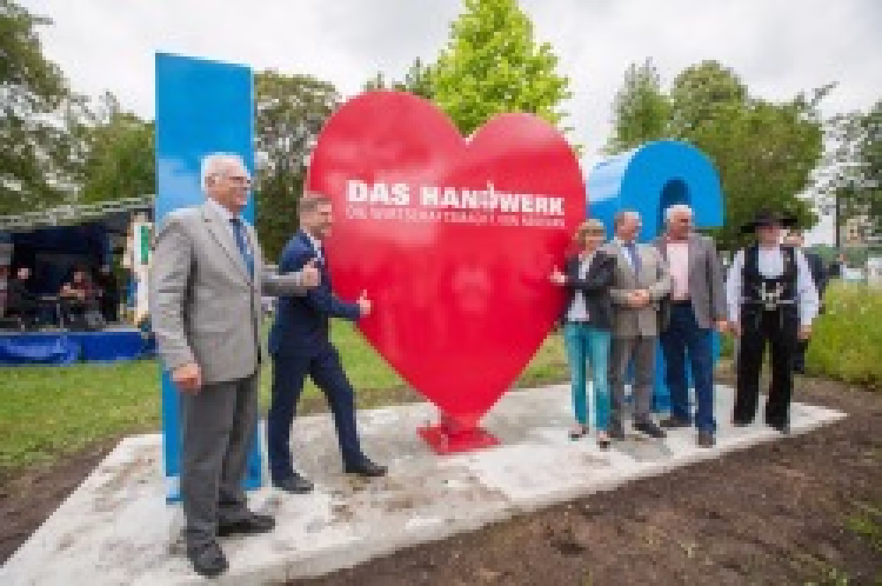 Oberb&uuml;rgermeisterin Barbara Ludwig mit Center-Manager Jens Prei&szlig;ler und Kreishandwerksmeister Peter Fritzsche bei der Enth&uuml;llung