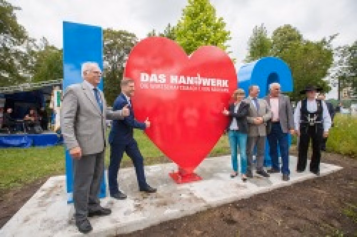 Oberbürgermeisterin Barbara Ludwig mit Center-Manager Jens Preißler und Kreishandwerksmeister Peter Fritzsche bei der Enthüllung