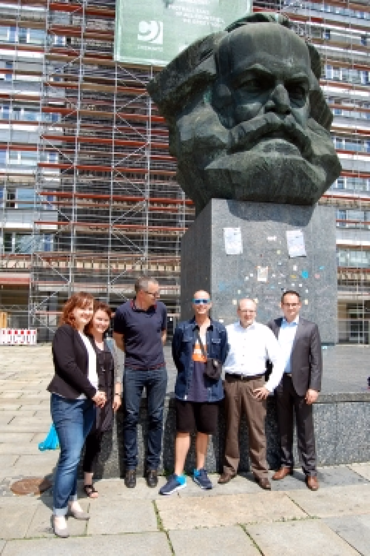 Ronny Trettmann mit Anja Dietel (AOK Plus), Sven Schulze (enviaM), Erik Escher (GGG) sowie Jan Kummer vom Veranstalter Atomino und Katja Uhlemann, Pressesprecherin der Stadt Chemnitz