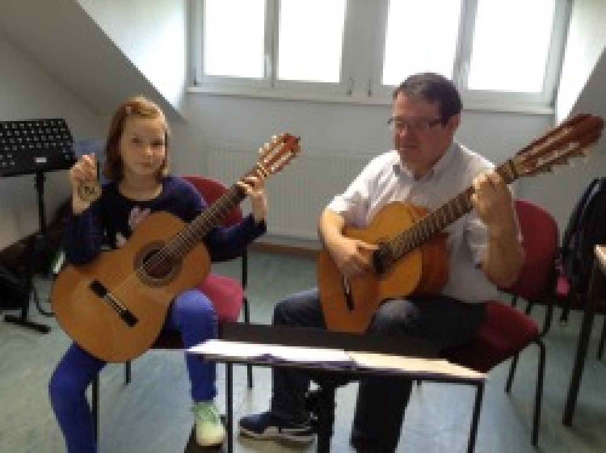 Katerina Lis mit ihrem Lehrer Aleksander Hajduczek.
