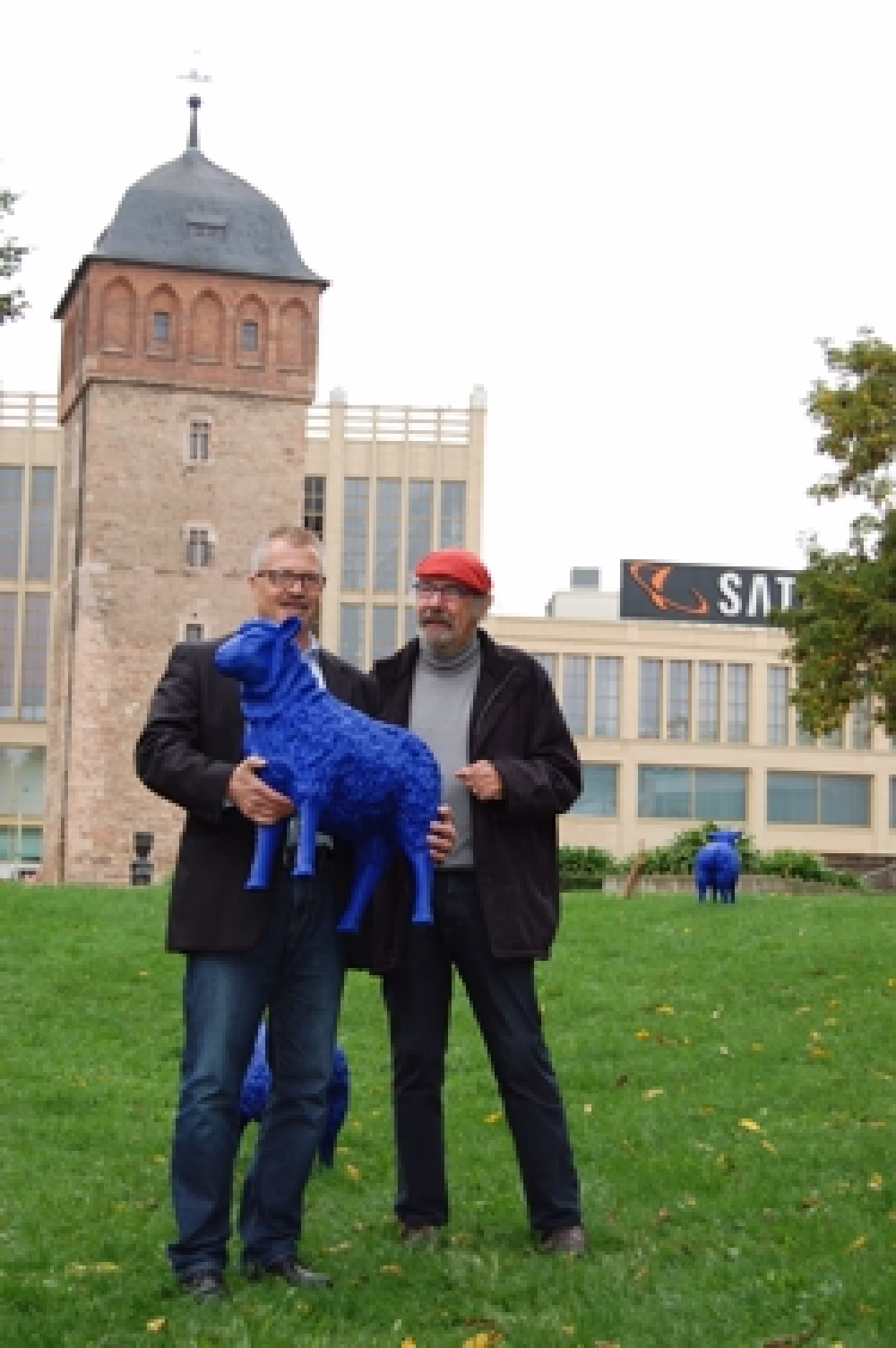 B&uuml;rgermeister Miko Runkel erh&auml;lt ein blaues Schaf der Herde von K&uuml;nstler Reiner Bonk