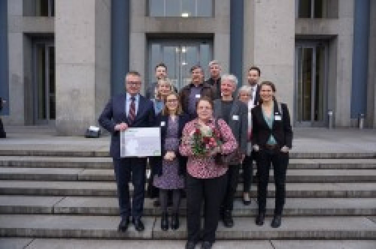 Die Chemnitzer Delegation mit B&uuml;rgermeister Miko Runkel nach der Entgegennahme der Auszeichnung