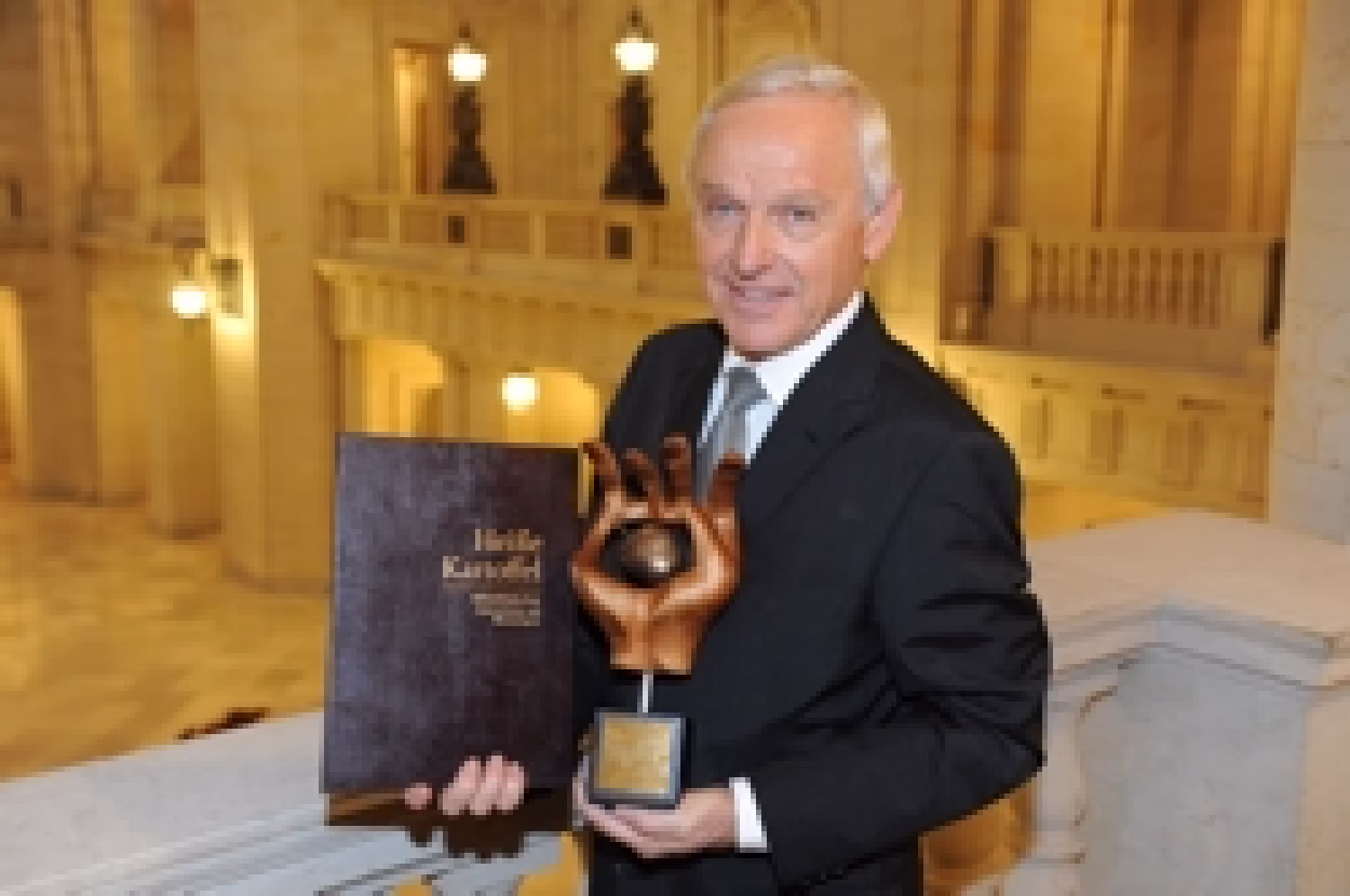 Dr. Peter Seifert wurde mit dem Wirtschafts- und Medienpreis "Hei&szlig;e Kartoffel" geehrt