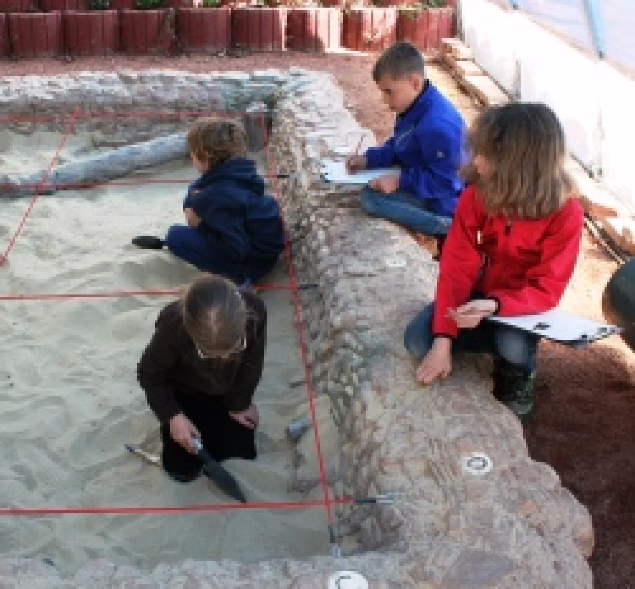 Kinder als Grabungshelfer