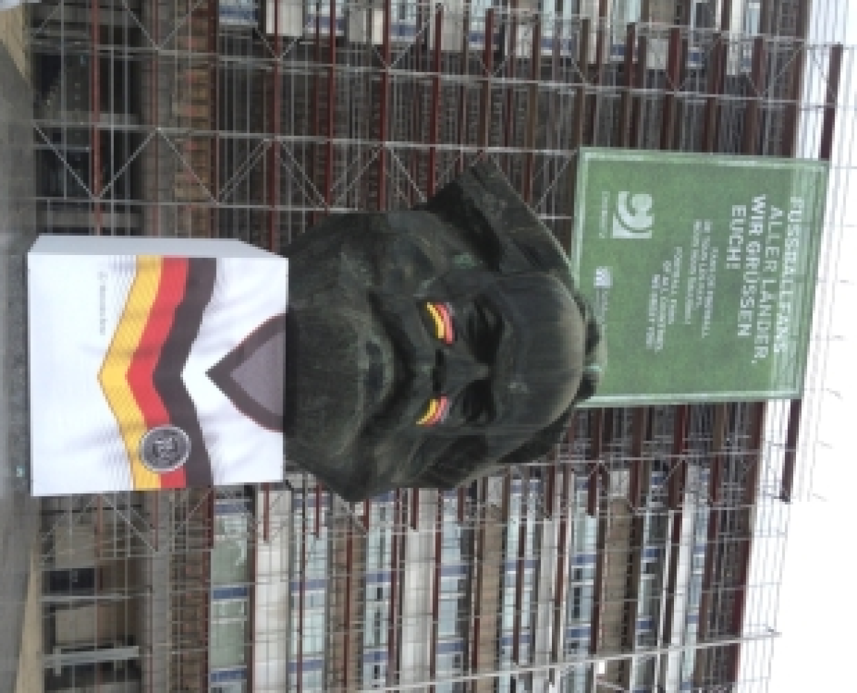 Nischl grüßt mit Trikot zum Public Viewing