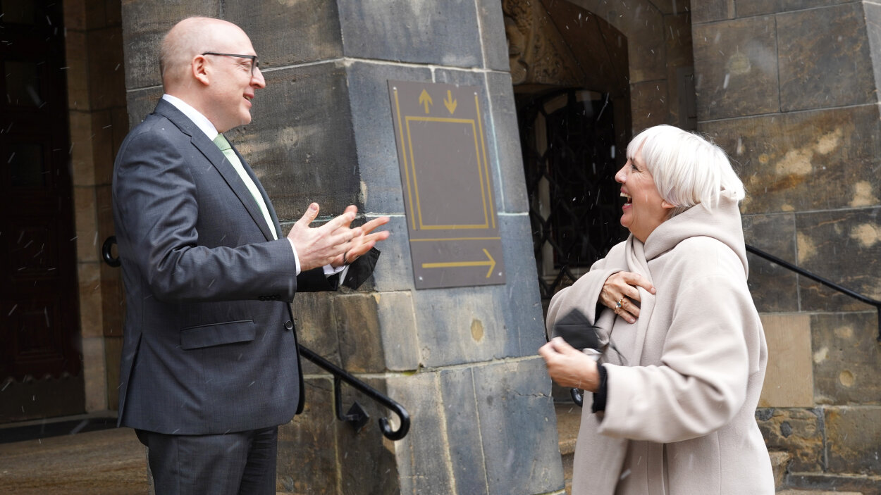 Oberbürgermeister Sven Schulze begrüßt Claudia Roth am Rathaus.