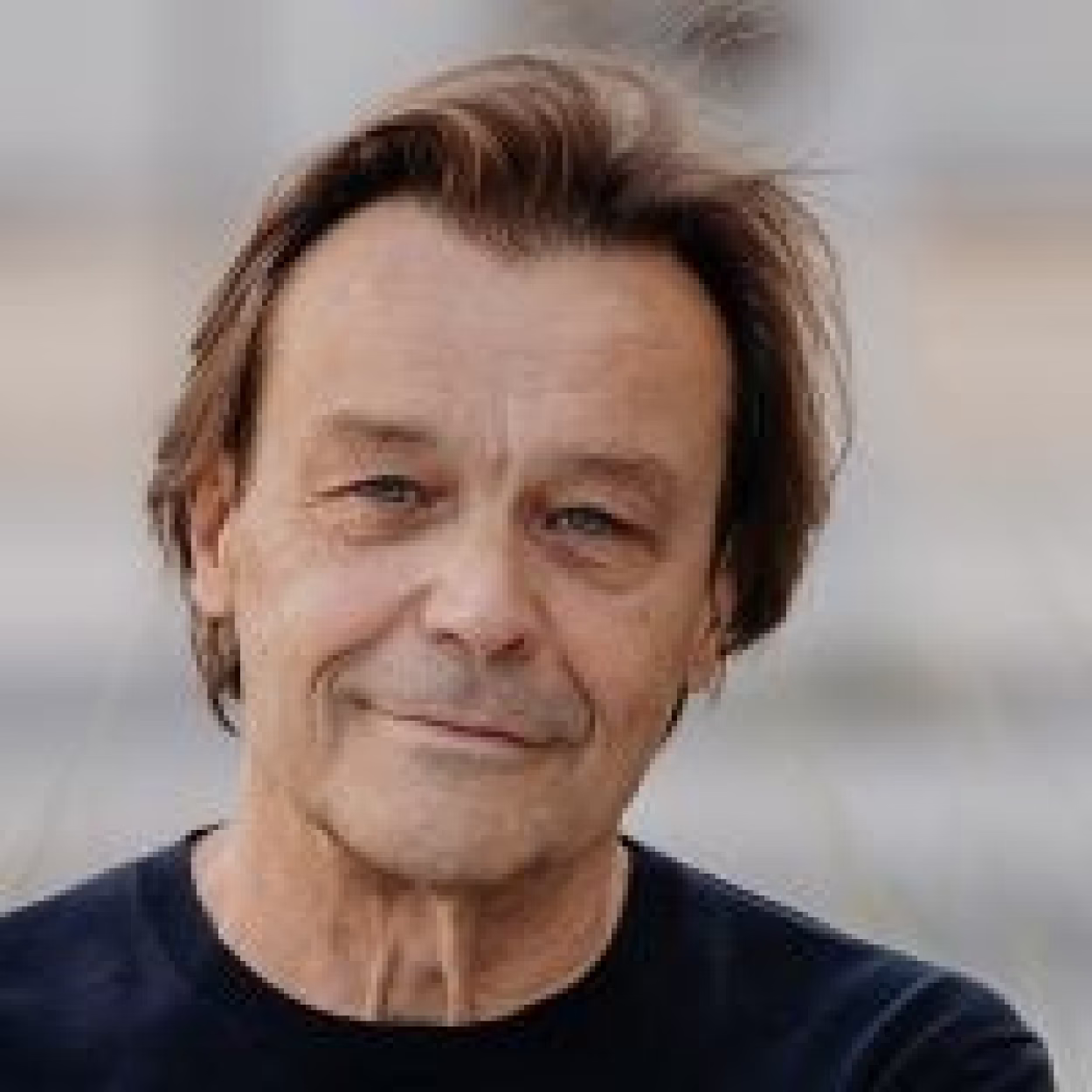 Manfred Gaulhofer trägt einen schwarzen Pullover und hat kurze braune Haare.