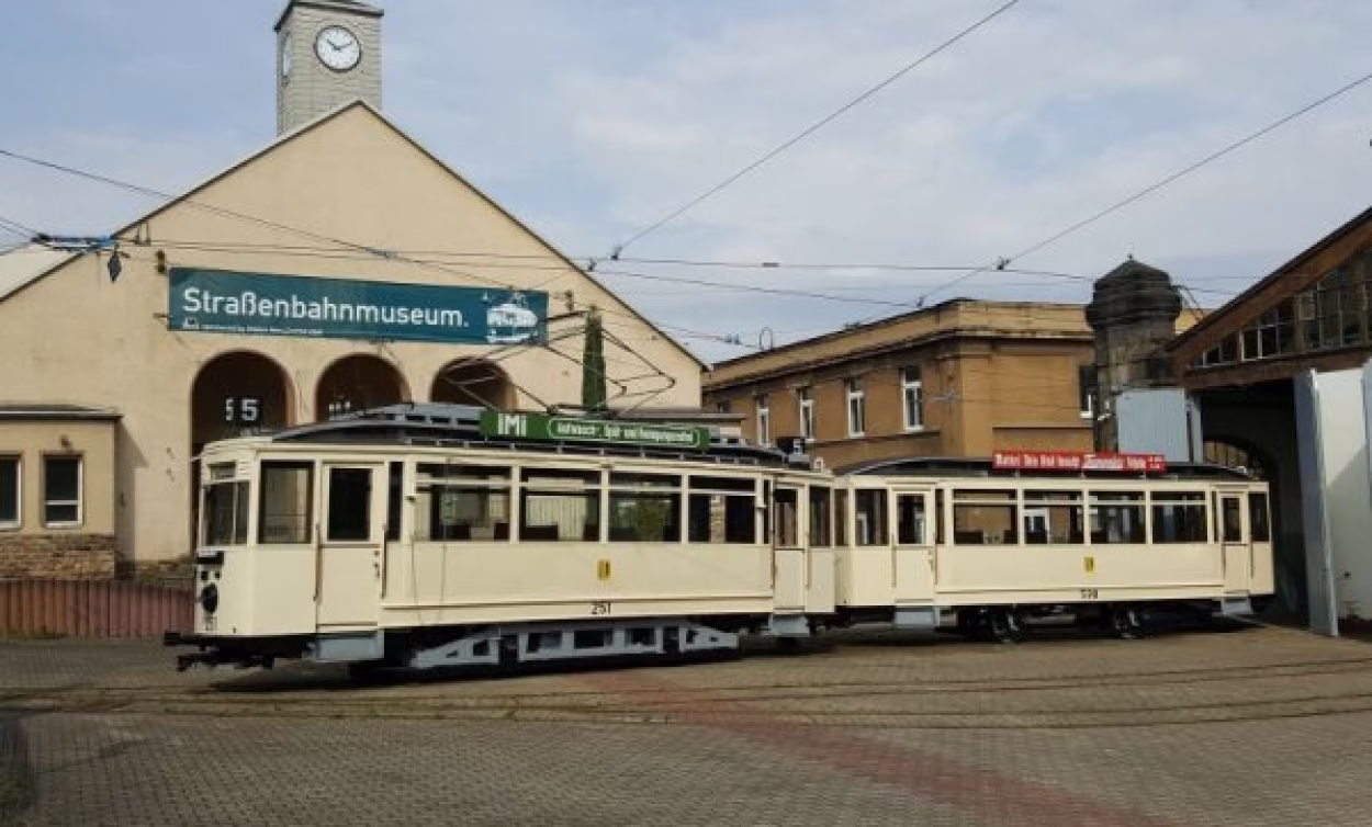 Historischer Triebwagen 251 und historischer Beiwagen 598 der Chemnitzer Schmalspurstraßenbahn