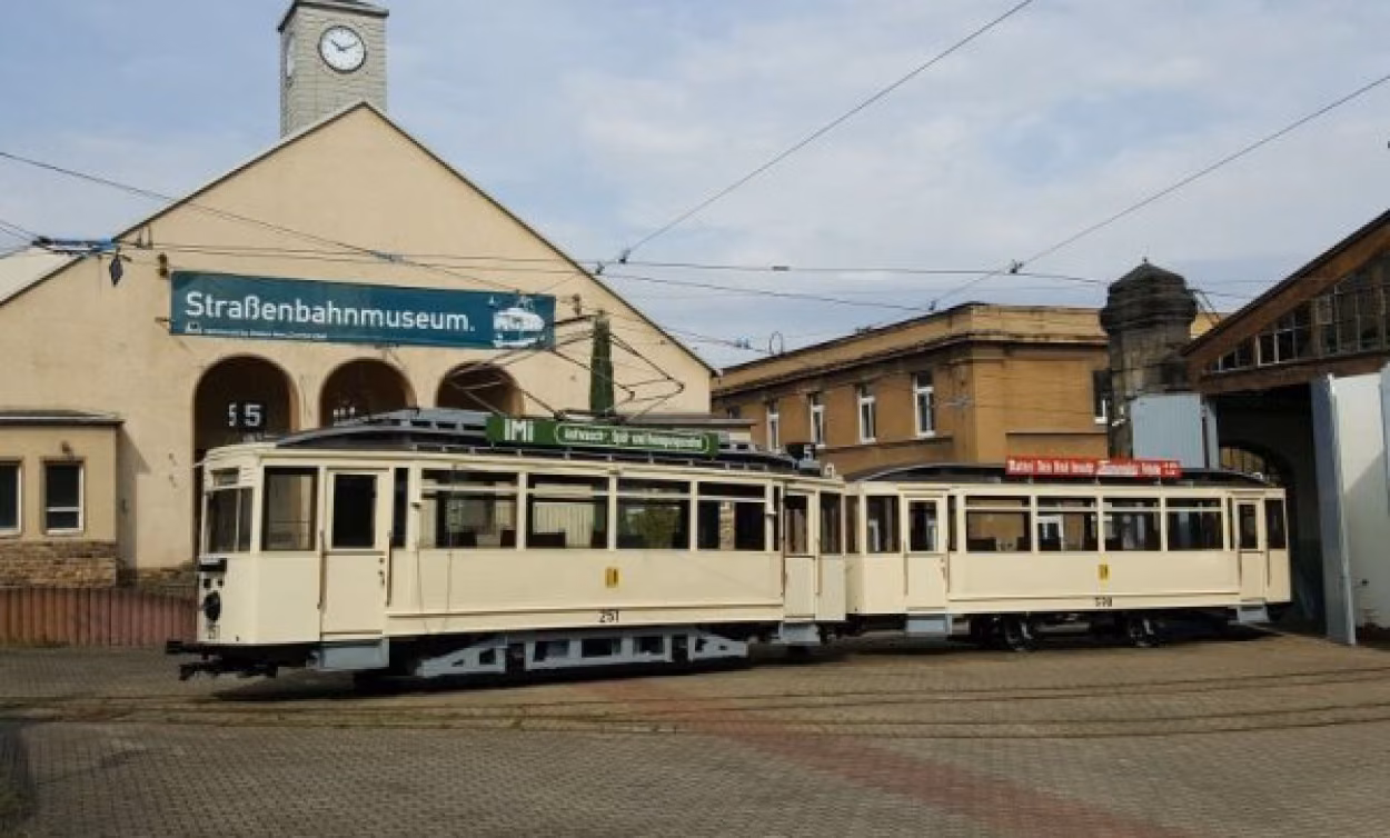 Historischer Triebwagen 251 und historischer Beiwagen 598 der Chemnitzer Schmalspurstraßenbahn