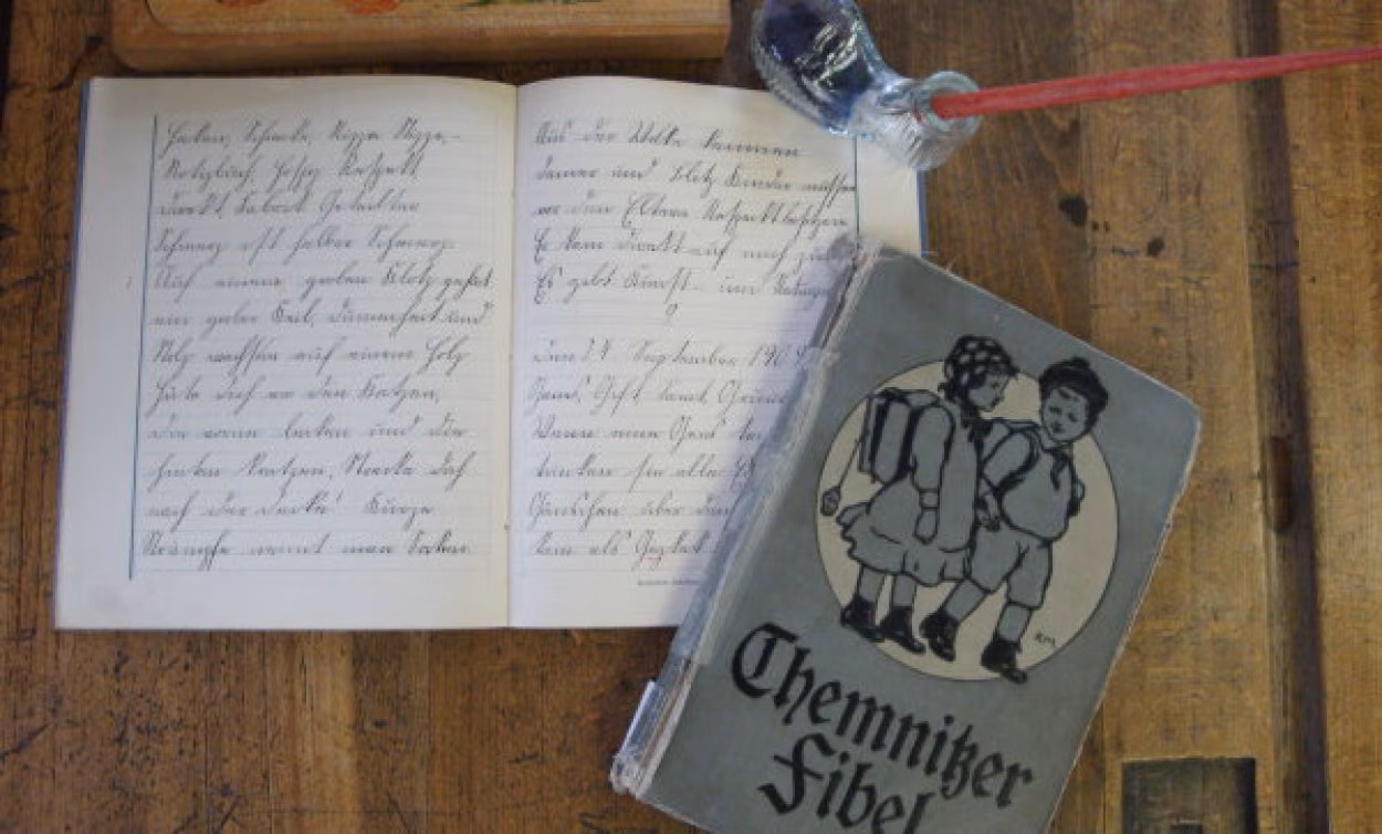 Ausstellungsstücke im Ebersdorfer Schulmuseum