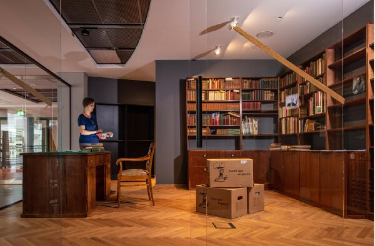 Die fast fertiggestellte Original-Arbeitsbibliothek von Stefan und Inge Heym im TIETZ: