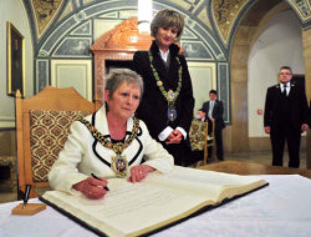 Elaine Boyes, Oberb&uuml;rgermeisterin von Manchester, trug sich heute in das Goldene Buch der Stadt ein. Foto: Kristin Schmidt.