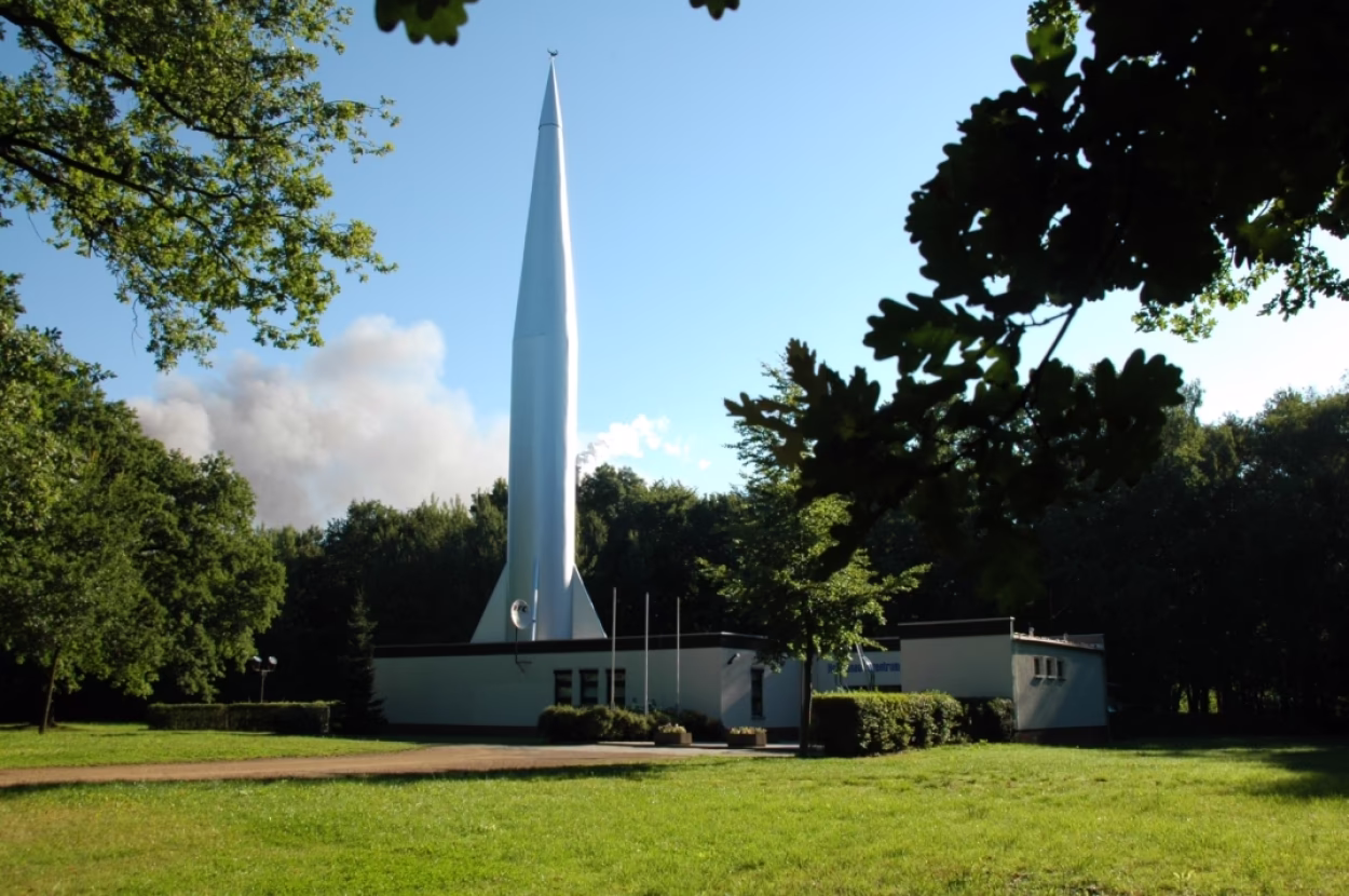 Schon von weitem ist das Kosmonautenzentrum mit seiner Rakete zu erkennen.