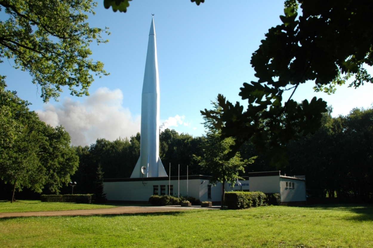 Schon von weitem ist das Kosmonautenzentrum mit seiner Rakete zu erkennen.