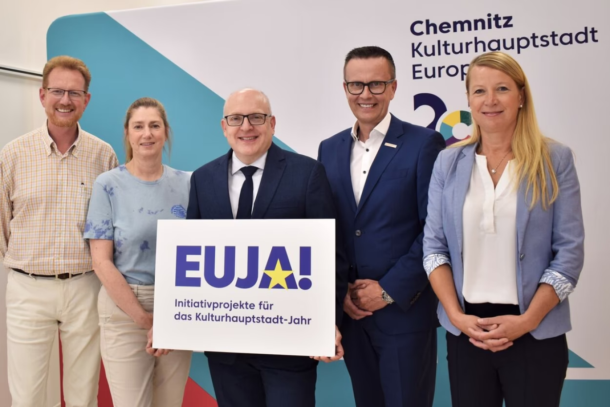 Ferenc Csák, Leiter des Kulturbetriebs der Stadt Chemnitz, Andrea Pier, kaufmännische Geschäftsführerin der Kulturhauptstadt Europas Chemnitz 2025 gGmbH, Oberbürgermeister Sven Schulze, Dr. Michael Kreuzkamp, Vorstandsvorsitzender der Sparkasse Chemnitz und Katja Loße, Prokuristin der GGG – Grundstücks- und Gebäudewirtschafts-Gesellschaft mbH, (v.l.n.r.) haben zum „EUJA!“-Förderprogramm Bilanz gezogen.