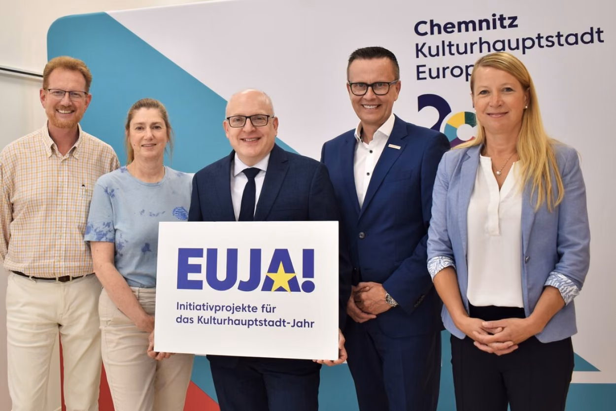 Ferenc Csák, Head of Cultural Operations of the City of Chemnitz, Andrea Pier, Commercial Director of the European Capital of Culture Chemnitz 2025 gGmbH, Lord Mayor Sven Schulze, Dr Michael Kreuzkamp, Chairman of the Board of Sparkasse Chemnitz and Katja Loße, authorised signatory of GGG - Grundstücks- und Gebäudewirtschafts-Gesellschaft mbH, (from left to right) took stock of the "EUJA!" funding programme.