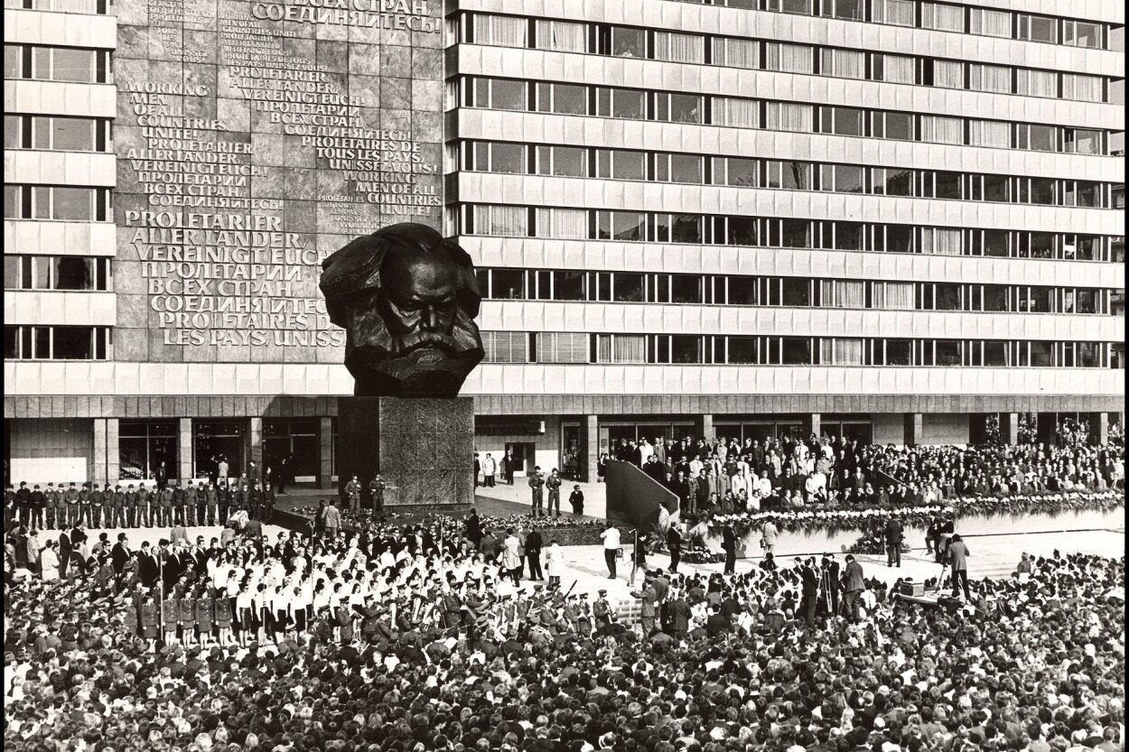 Vor etwa 250.000 Menschen wurde am 9. Oktober 1971 das Karl-Marx-Monument feierlich enthüllt.