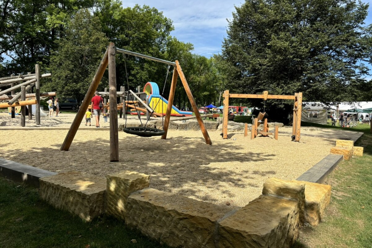 Der Spielplatz wurde mit einer Nestschaukel, einem Sandspielplatz und einer Kleinkindrutsche ergänzt.