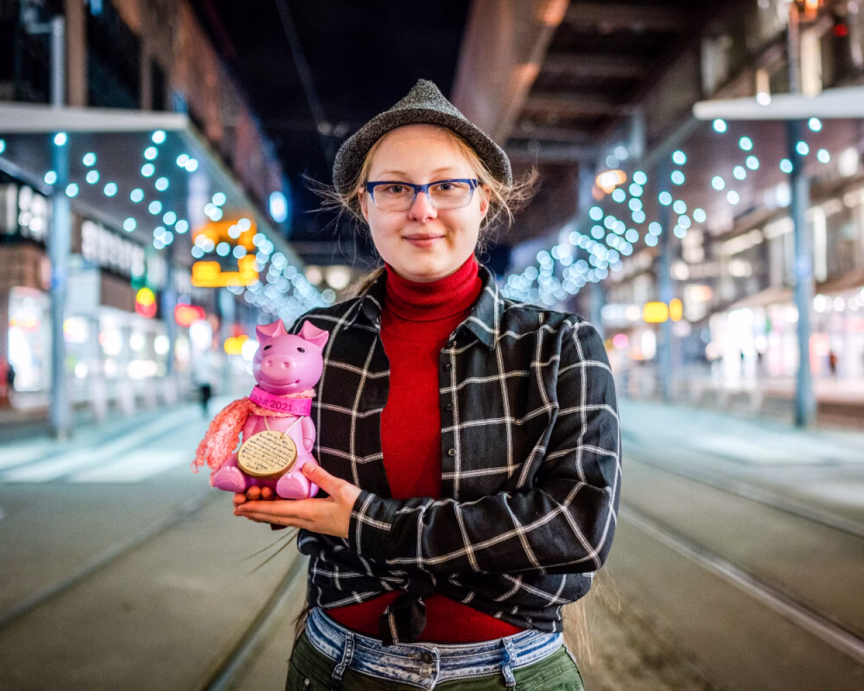 Janice Schmelzer mit ihrem Spendensparschwein Rosalie