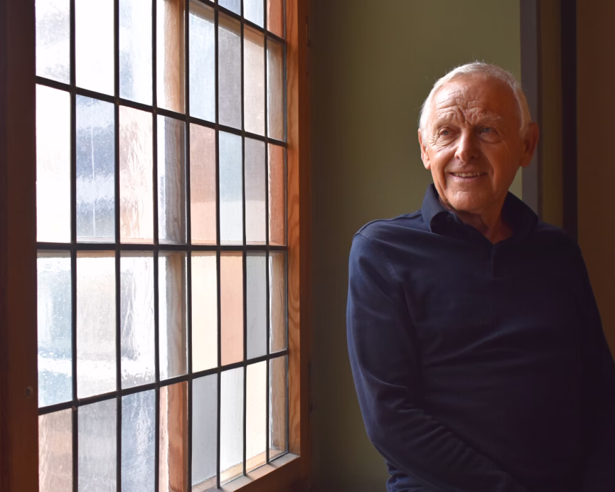 Dr. Peter Seifert sitzt im Rathaus an einem Fenster