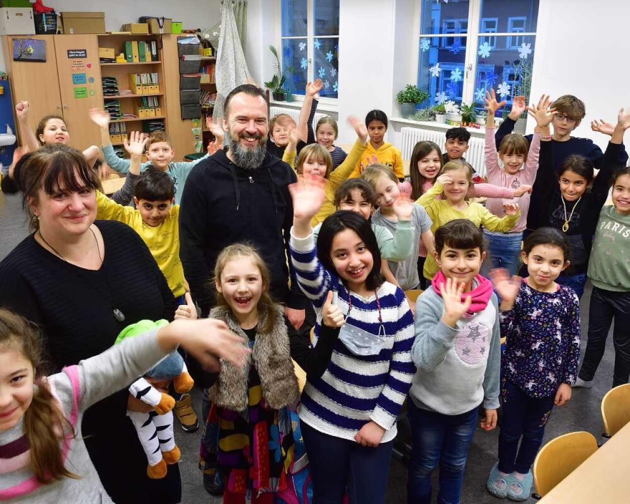 Die Schüler:innen der Klasse 2b gemeinsam mit Lehrerin Madlen Dost und Schulsozialarbeiter Gunnar Kaufmann