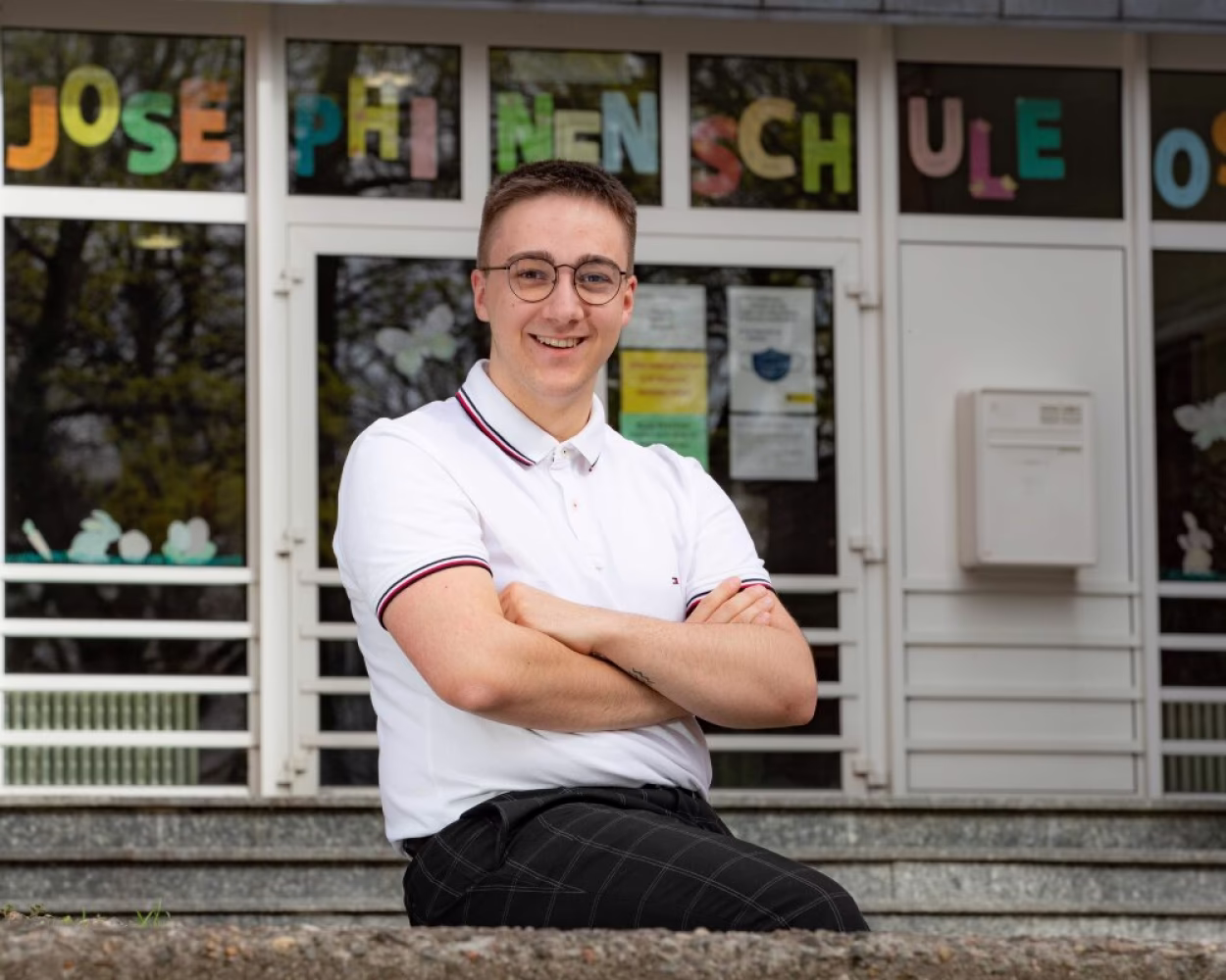 Oliver Sachsze vor seiner ehemaligen Schule, der Josephinen-Oberschule. Dort war er jahrelang Klassen- und Schülersprecher.