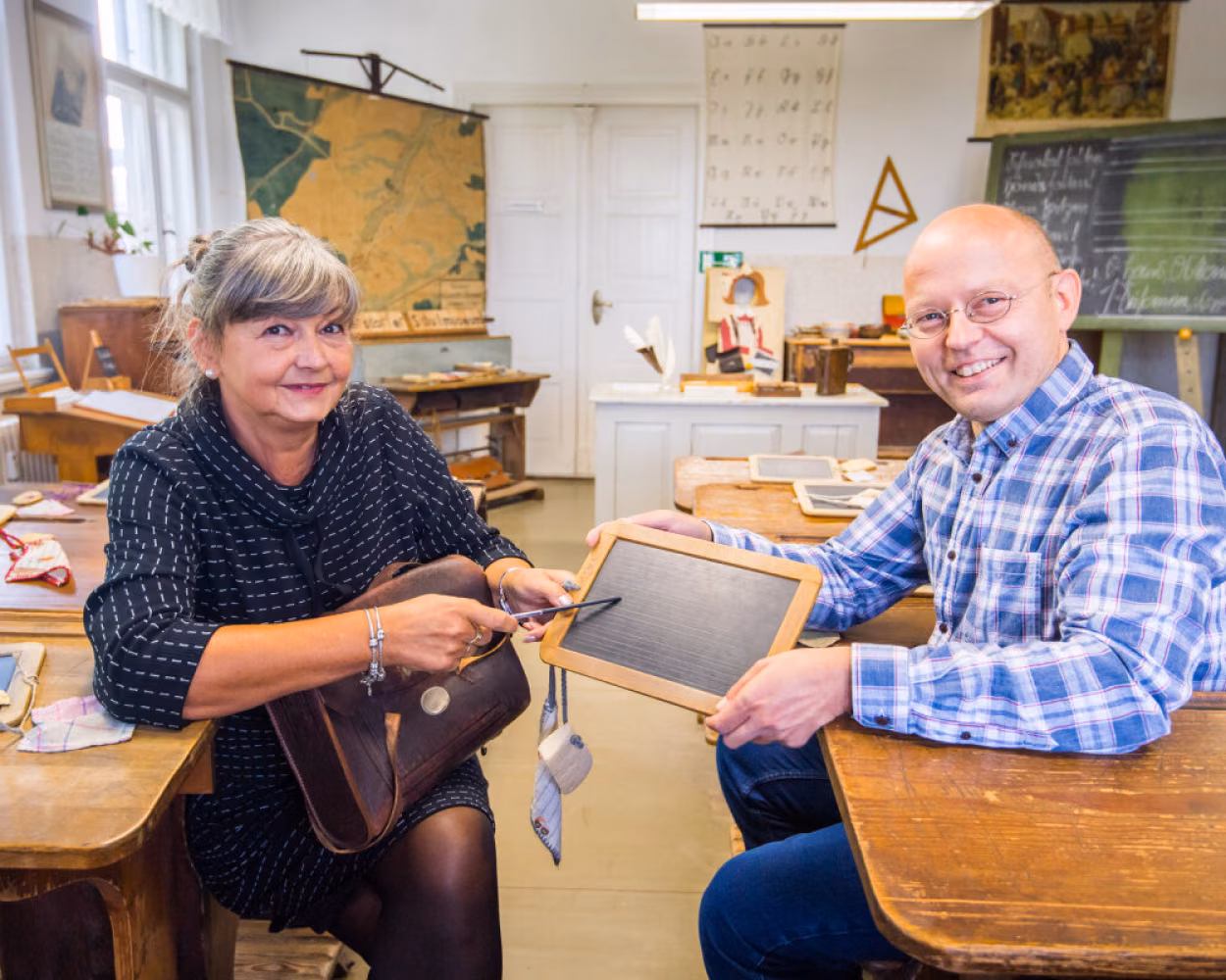 Birgit Raddatz und Kai-Uwe Hacker im Herzstück des Schulmuseums Ebersdorf: der Schulstube.
