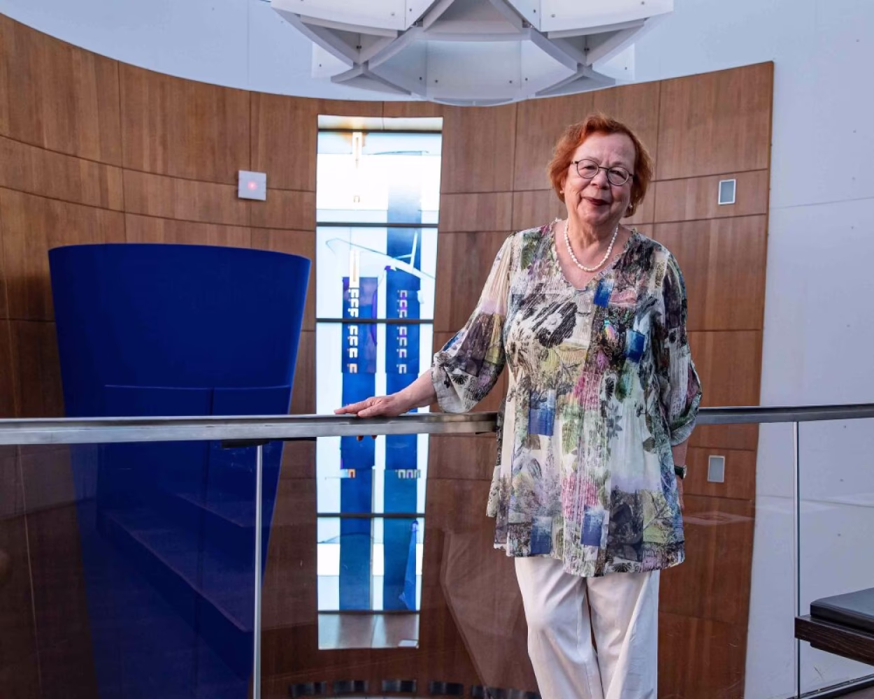Dr. Ruth Röcher in der Synagoge der Jüdischen Gemeinde.
