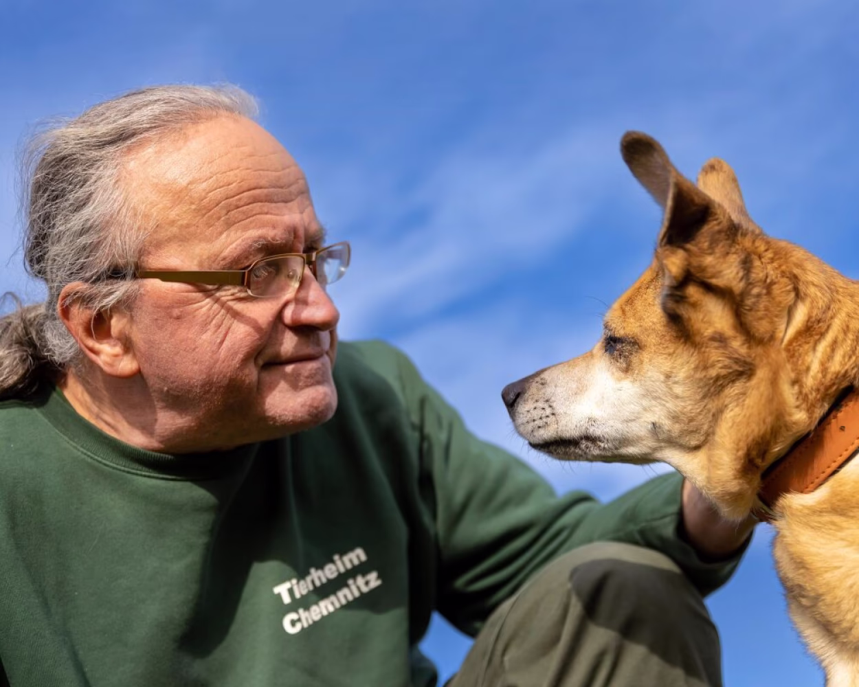 Jens von Lienen mit der 13-jährigen Hündin Vicky.
