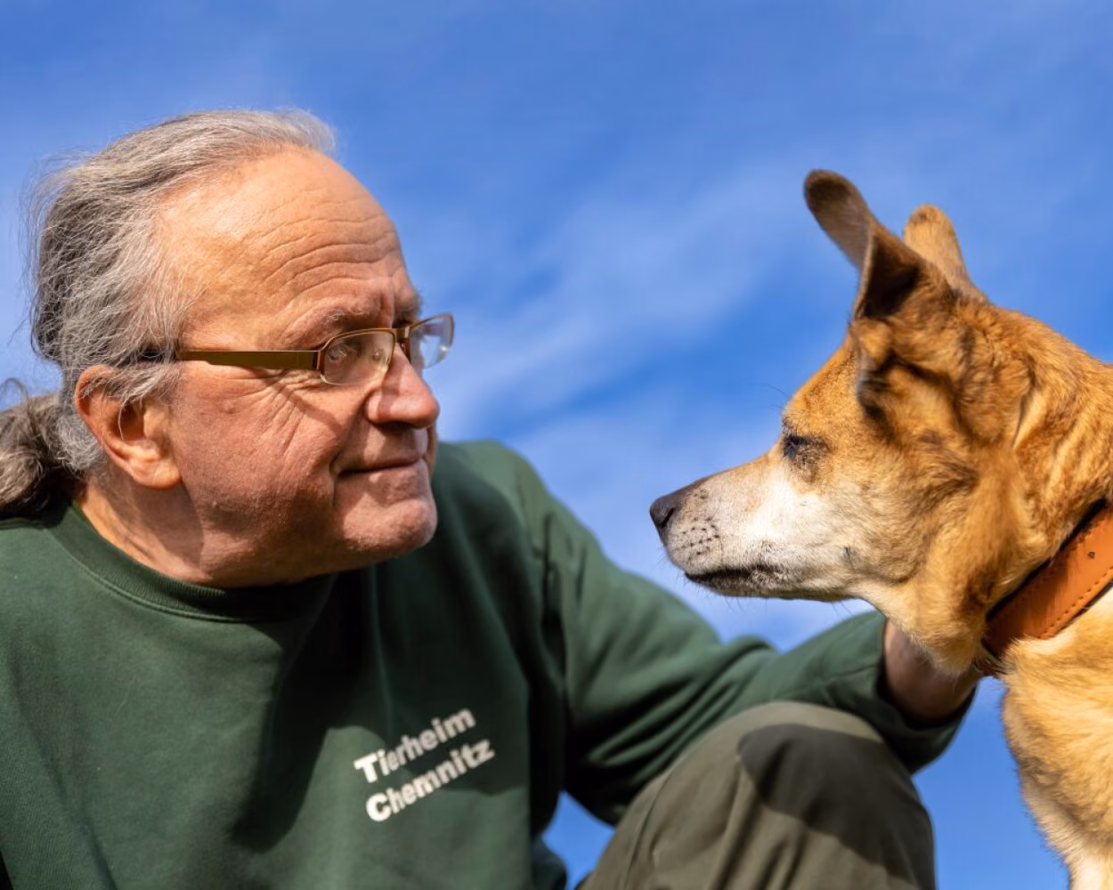 Jens von Lienen mit der 13-jährigen Hündin Vicky.