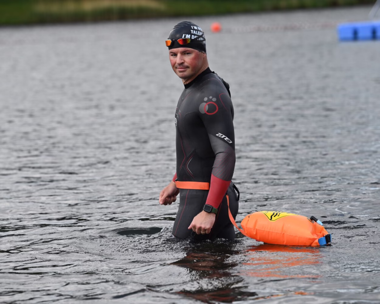 Joseph Heß trainiert unter anderem im Stausee Oberrabenstein für sein Vorhaben, den Rhein entlang zu schwimmen.
