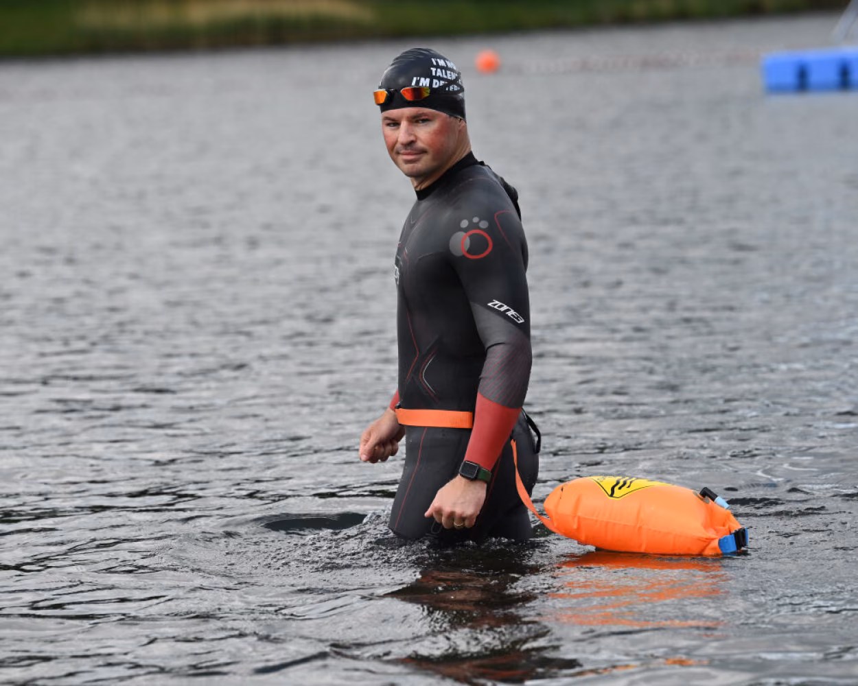 Joseph Heß trainiert unter anderem im Stausee Oberrabenstein für sein Vorhaben, den Rhein entlang zu schwimmen.