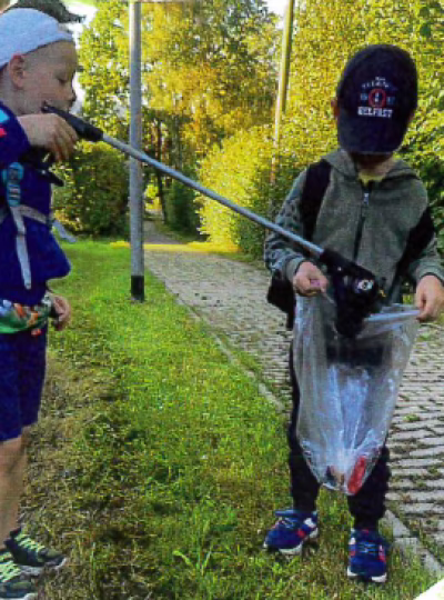 Kinder der Kita Pünktchen, die Müll aufsammeln
