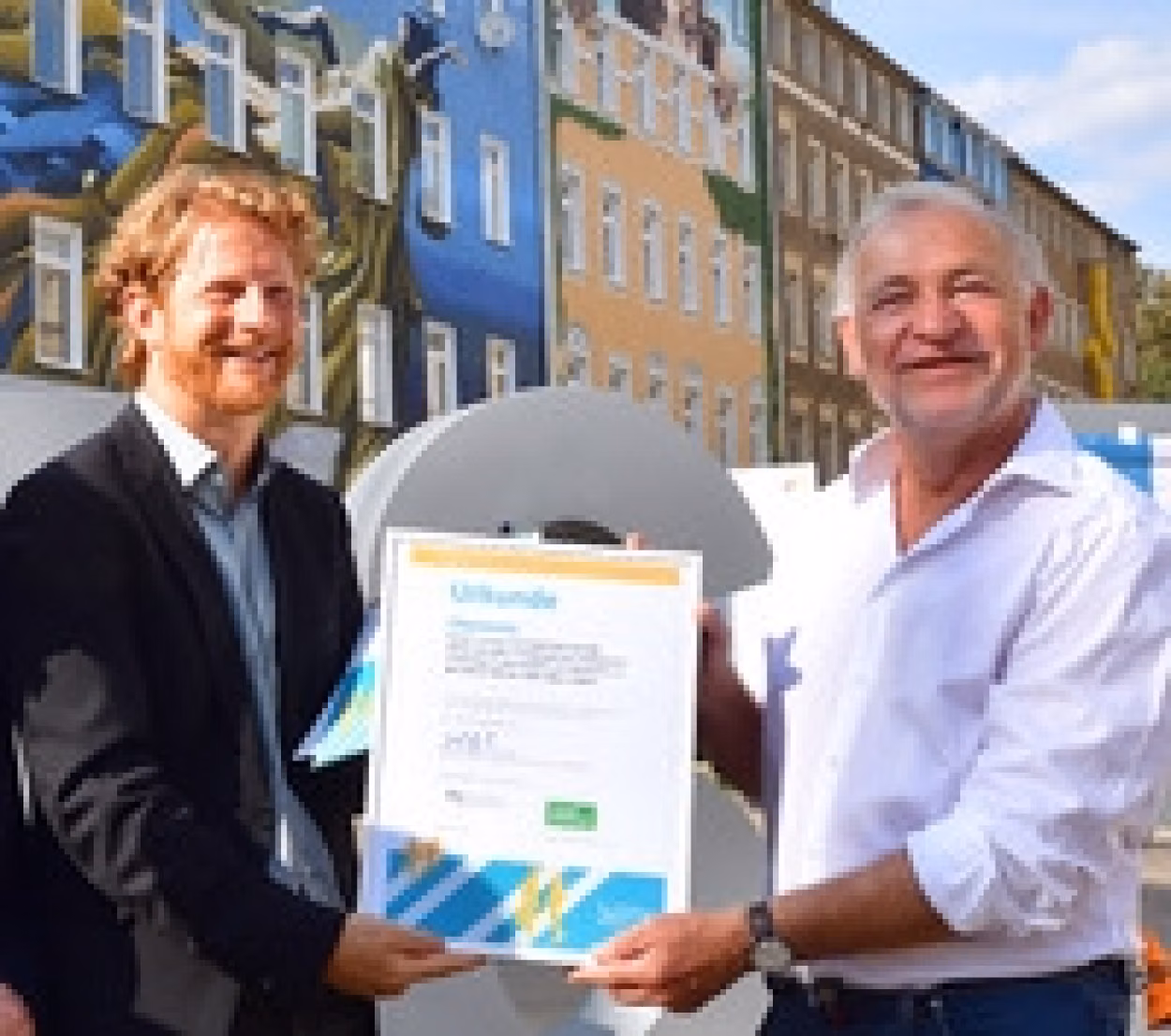Baubürgermeister Michael Stötzer nimmt die Urkunde entgegen