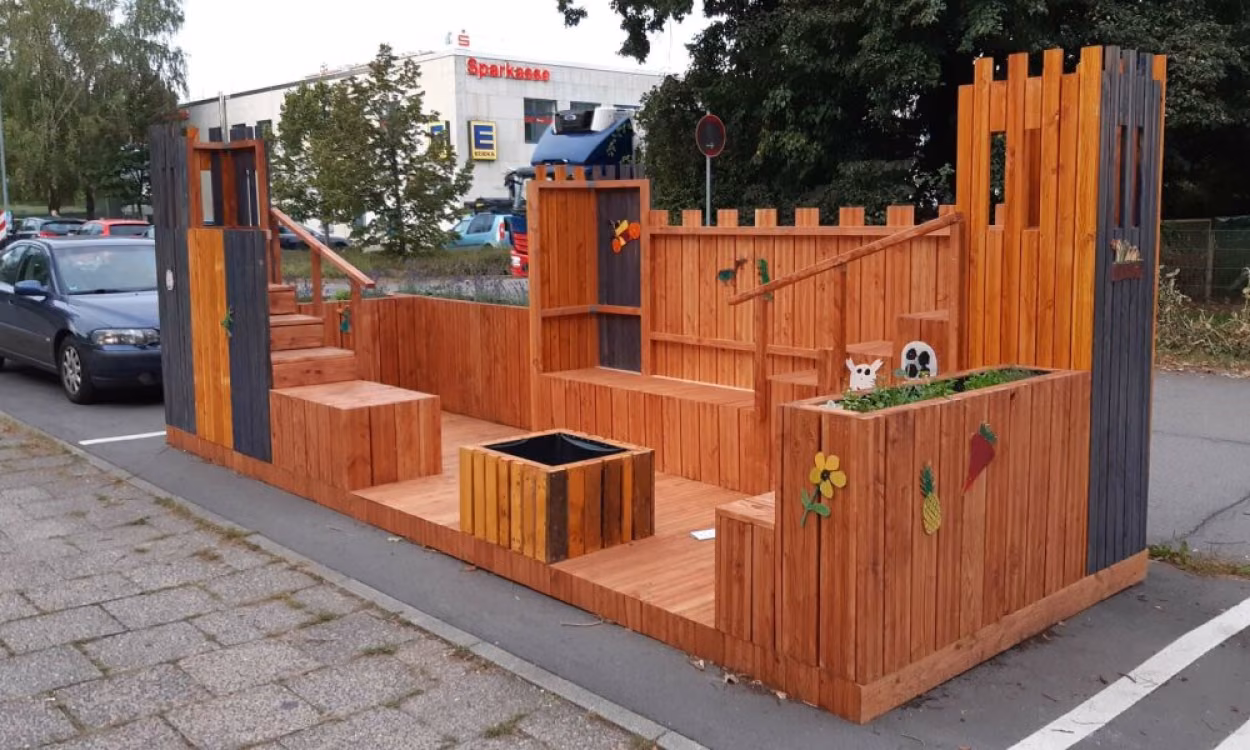 Ein neues Parklet entstand an der Hans-Ziegler-Straße.