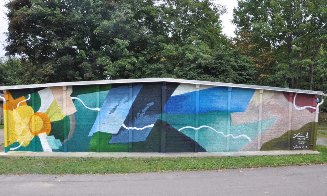 Drei Garagenwände wurden mit bunten Graffitis verschönert.