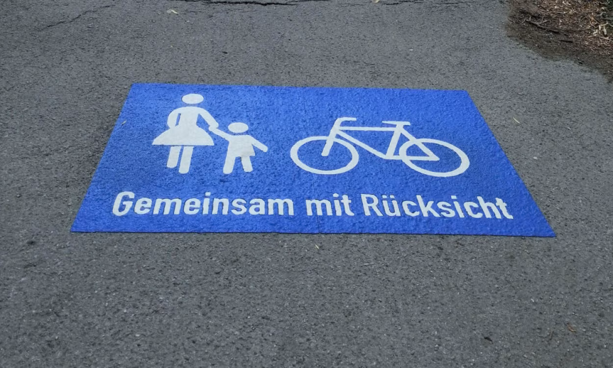 Markierungen zur gegenseitigen Rücksichtnahme wurden aufgebracht.